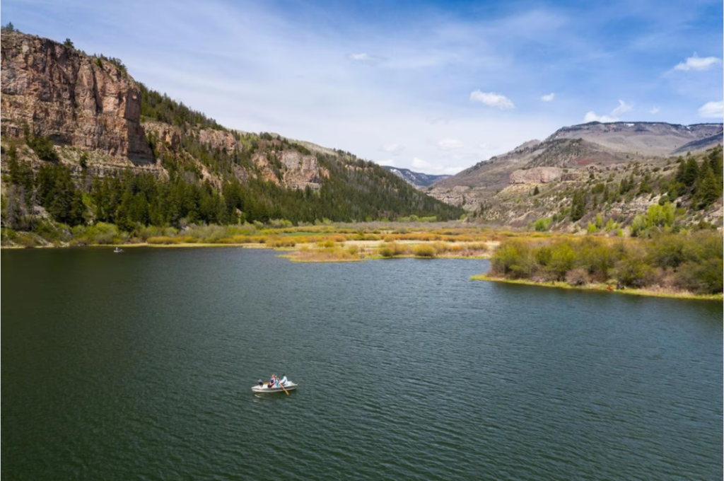 Picture of a lake n Colorado.